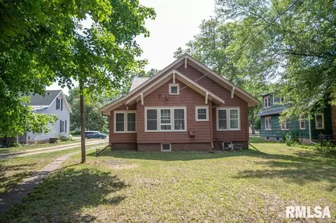 Exterior - 708 Main St, Henry, IL 61537 photo 3 of 12