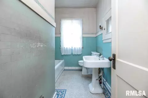 Bath - 708 Main St, Henry, IL 61537 photo 1 of 1