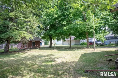 Exterior - 708 Main St, Henry, IL 61537 photo 5 of 12