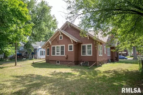 Exterior - 708 Main St, Henry, IL 61537 photo 9 of 12