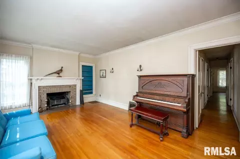 Living - 708 Main St, Henry, IL 61537 photo 4 of 7
