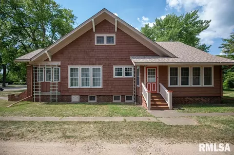 Exterior - 708 Main St, Henry, IL 61537 photo 2 of 12