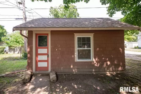 Exterior - 708 Main St, Henry, IL 61537 photo 8 of 12