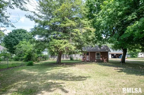 Exterior - 708 Main St, Henry, IL 61537 photo 6 of 12