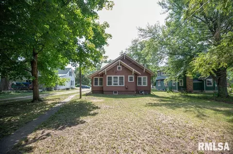 Exterior - 708 Main St, Henry, IL 61537 photo 4 of 12