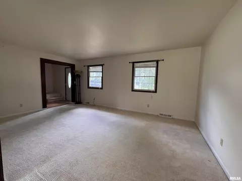 500 Meadow Dr, Macomb, IL 61455 photo 3