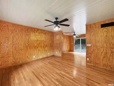 Living - 1819618200 River Rd, Danvers, IL 61732 photo 2 of 6