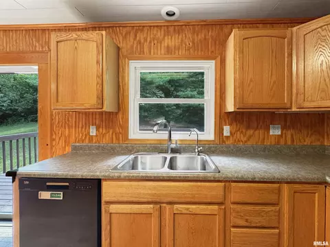 Kitchen - 1819618200 River Rd, Danvers, IL 61732 photo 5 of 6
