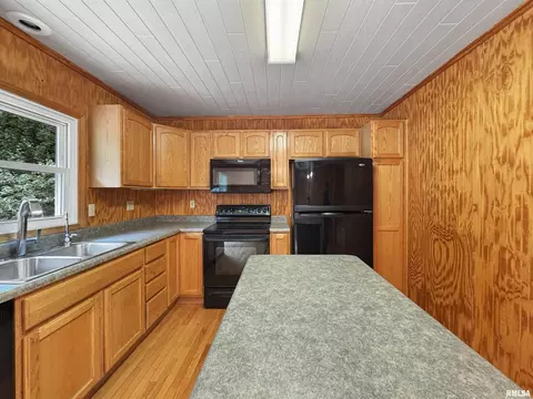 Kitchen - 1819618200 River Rd, Danvers, IL 61732 photo 4 of 6