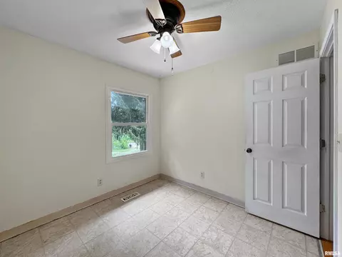 Bedroom - 1819618200 River Rd, Danvers, IL 61732 photo 6 of 8