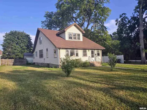 1113 S 5th St, Pekin, IL 61554