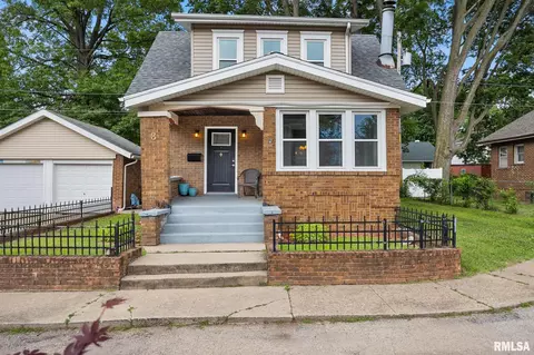 8 Rosenberg Ct, Pekin, IL 61554