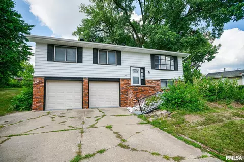2705 W Millbrook Ct, Peoria, IL 61615