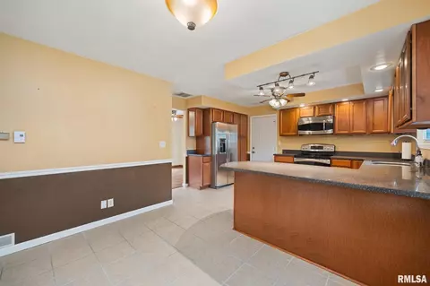 524 Crestview Dr, Metamora, IL 61548 photo 8