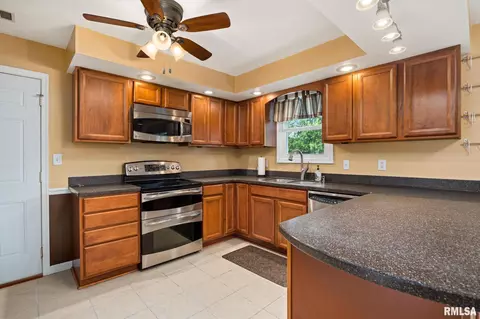 524 Crestview Dr, Metamora, IL 61548 photo 9