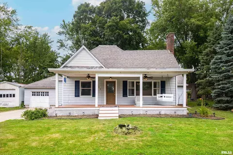 805 W 3rd St, Delavan, IL 61734