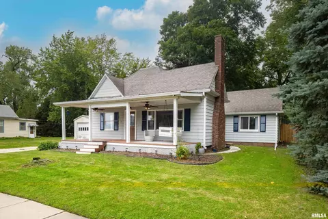 Exterior - 805 W 3rd St, Delavan, IL 61734 photo 2 of 10