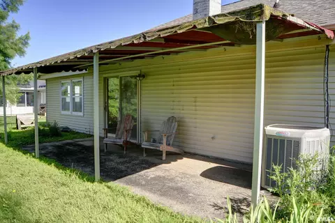 Exterior - 1925 Riverview Dr, Macomb, IL 61455 photo 4 of 5
