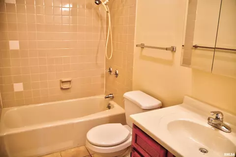 Bath - 1925 Riverview Dr, Macomb, IL 61455 photo 2 of 2