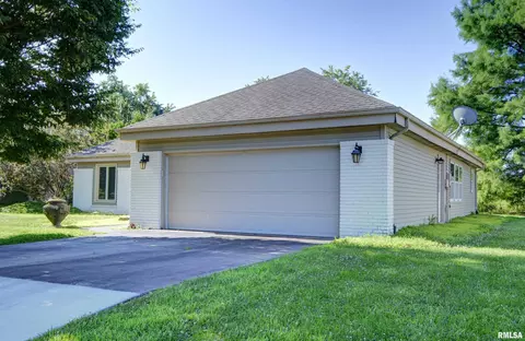 Exterior - 1925 Riverview Dr, Macomb, IL 61455 photo 2 of 5