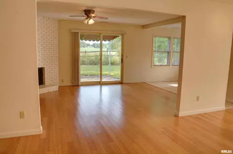 Living - 1925 Riverview Dr, Macomb, IL 61455 photo 3 of 5
