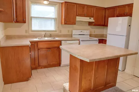 Kitchen - 1925 Riverview Dr, Macomb, IL 61455 photo 2 of 2