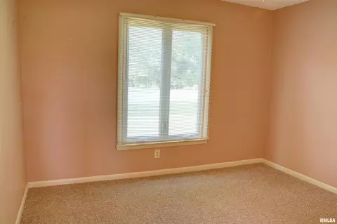 Bedroom - 1925 Riverview Dr, Macomb, IL 61455 photo 3 of 4