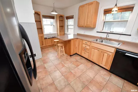 Kitchen - 300 Embert Pl, Peoria, IL 61603 photo 3 of 9