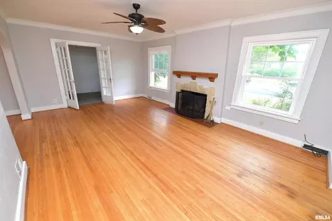 Living - 300 Embert Pl, Peoria, IL 61603 photo 3 of 10
