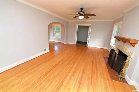 Living - 300 Embert Pl, Peoria, IL 61603 photo 2 of 10