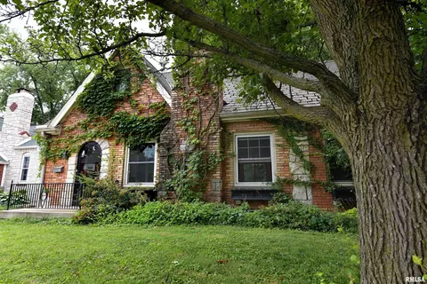 Exterior - 300 Embert Pl, Peoria, IL 61603 photo 8 of 10