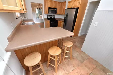 Kitchen - 300 Embert Pl, Peoria, IL 61603 photo 7 of 9