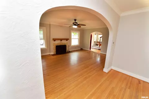 Living - 300 Embert Pl, Peoria, IL 61603 photo 8 of 10