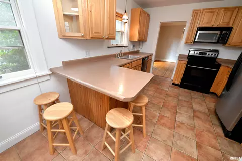 Kitchen - 300 Embert Pl, Peoria, IL 61603 photo 6 of 9