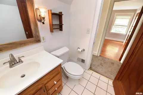 Bath - 300 Embert Pl, Peoria, IL 61603 photo 3 of 4