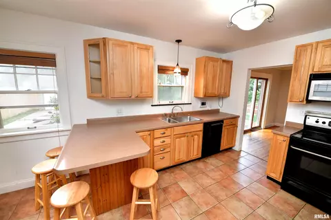 Kitchen - 300 Embert Pl, Peoria, IL 61603 photo 4 of 9