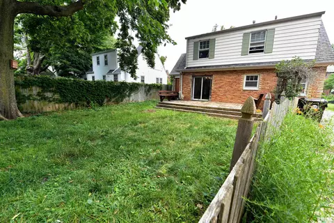 Exterior - 300 Embert Pl, Peoria, IL 61603 photo 2 of 10