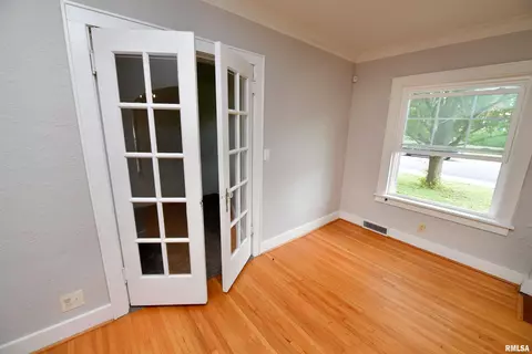 Entry Way - 300 Embert Pl, Peoria, IL 61603 photo 3 of 9
