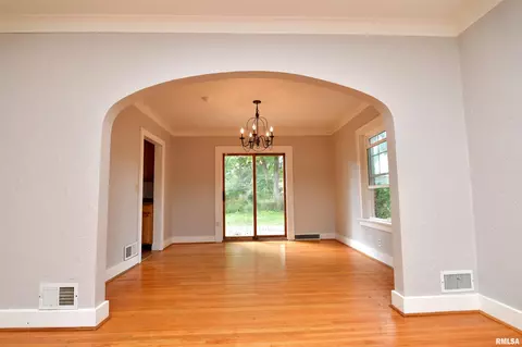 Living - 300 Embert Pl, Peoria, IL 61603 photo 7 of 10