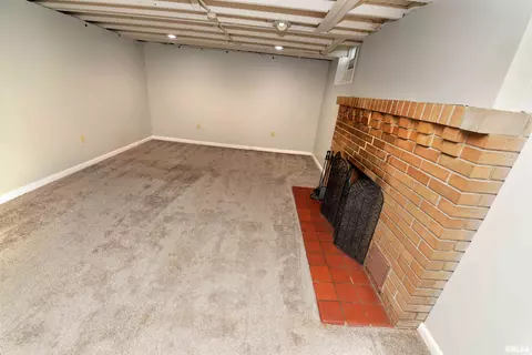 Living - 300 Embert Pl, Peoria, IL 61603 photo 9 of 10