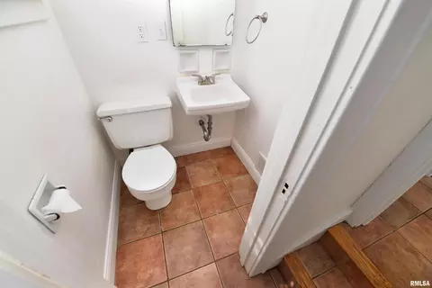 Bath - 300 Embert Pl, Peoria, IL 61603 photo 4 of 4