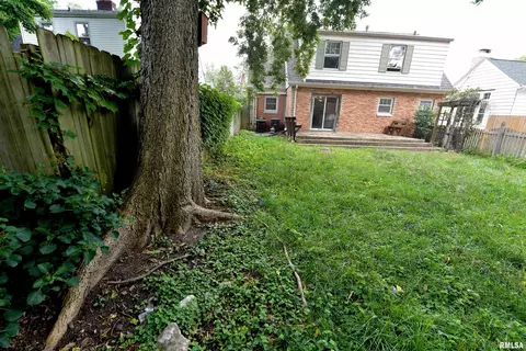 Exterior - 300 Embert Pl, Peoria, IL 61603 photo 5 of 10
