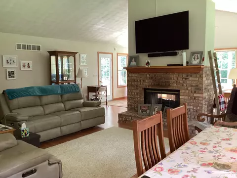 Living - 7612 W Thornridge Dr, Mapleton, IL 61547 photo 4 of 5