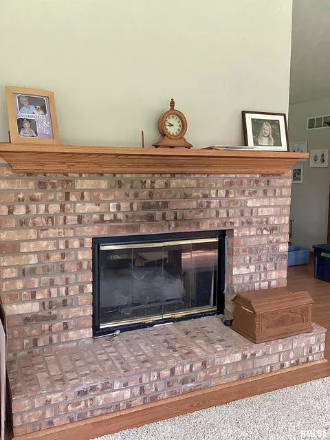 Living - 7612 W Thornridge Dr, Mapleton, IL 61547 photo 3 of 5