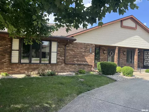 500 James Dr, Macomb, IL 61455 photo 2