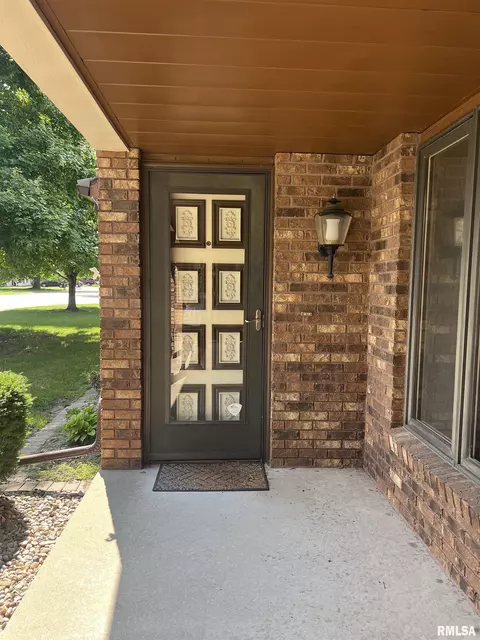 500 James Dr, Macomb, IL 61455 photo 3