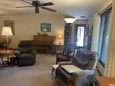 500 James Dr, Macomb, IL 61455 photo 4