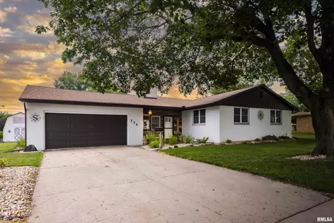 224 E Greenwood St, Morton, IL 61550