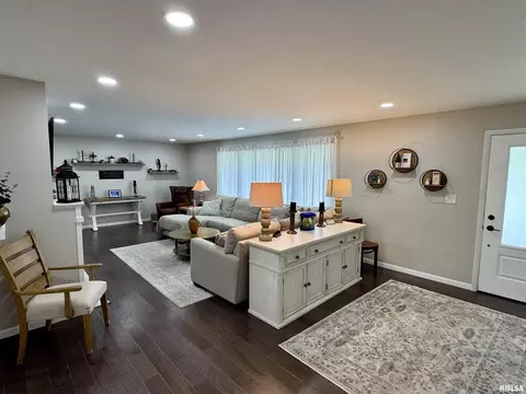 727 E Franklin St, Macomb, IL 61455 photo 8