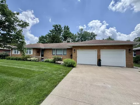 727 E Franklin St, Macomb, IL 61455 photo 2